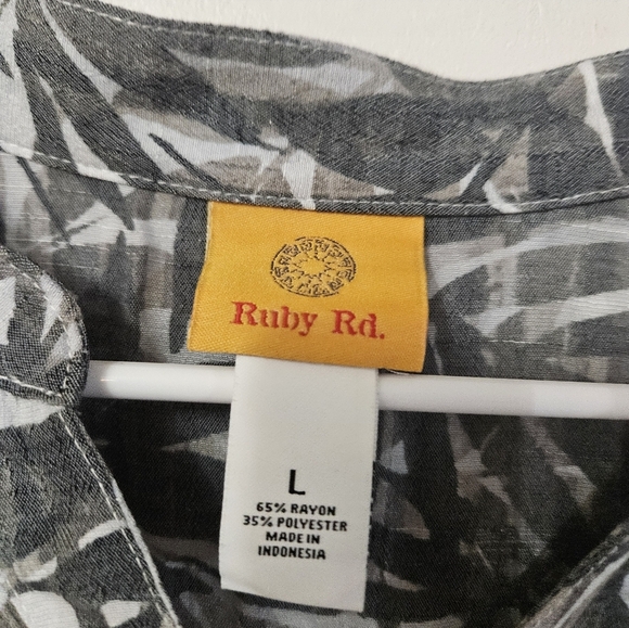 Ruby Rd. Gray Leaf Print Button Down Blouse! - Picture 2 of 4